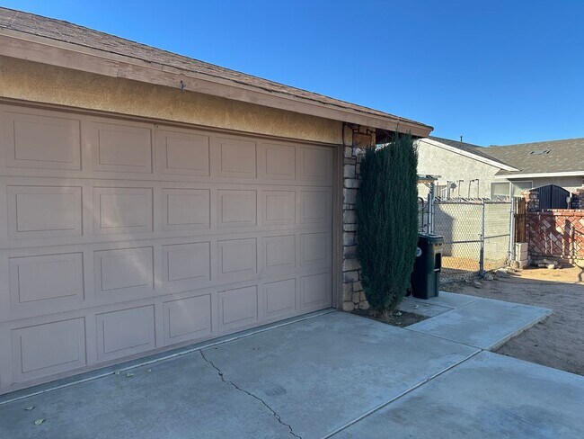 Building Photo - For Rent - Cozy 3 Bed, 2 Bath + Den