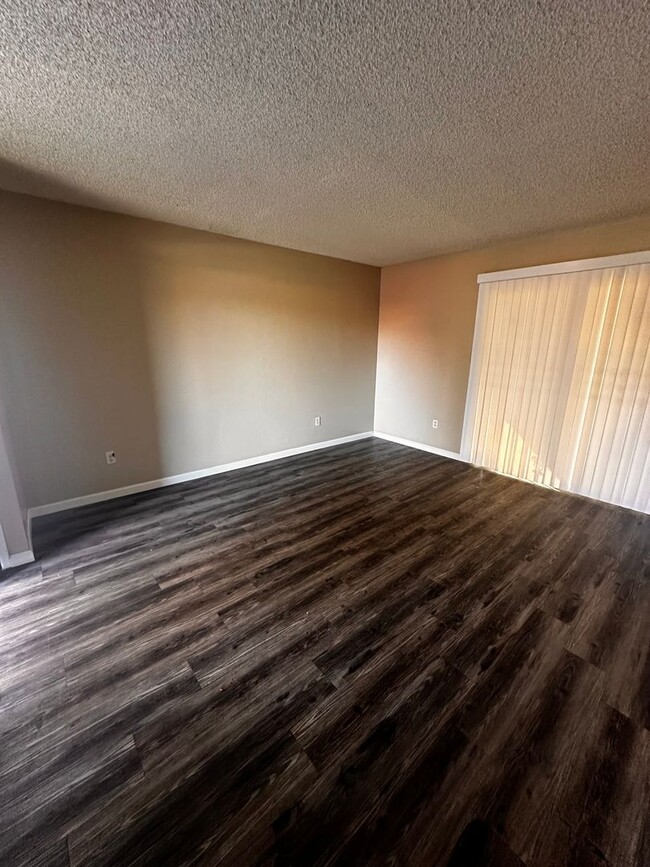 Building Photo - 3 bed 2 Bath Apartment for Rent