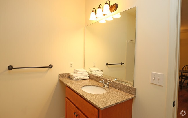 Building Photo - The Ridgeview Townhomes & The Crossings