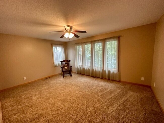 Building Photo - 6 bedroom, 4.5 bath Whitefish chain, 12 mo...