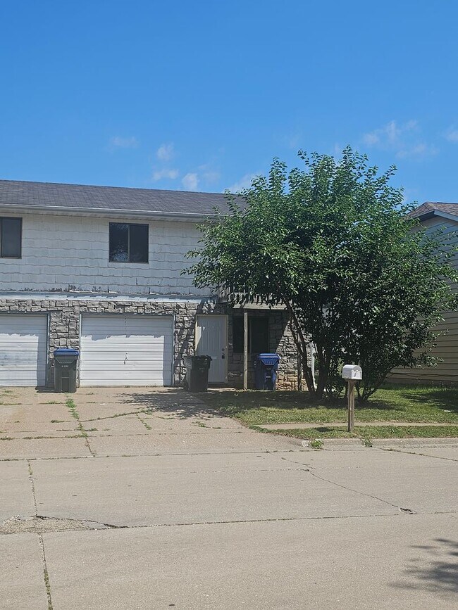Building Photo - 754-756 W 61st St.