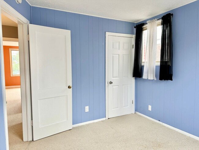 Building Photo - Charming 3-bedroom, 1.5-bathroom! Pets Wel...