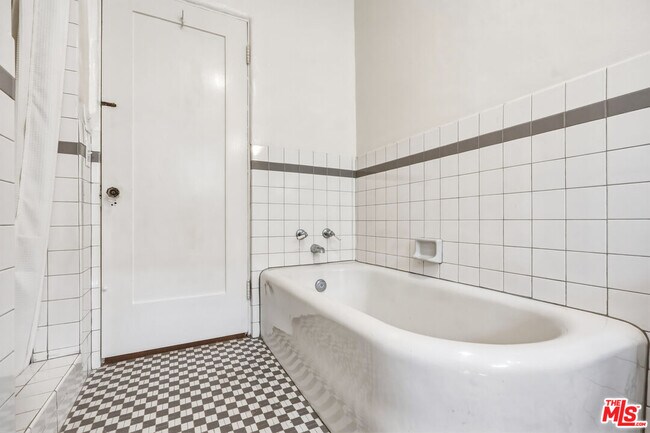 Building Photo - 2613 Cloverfield Blvd