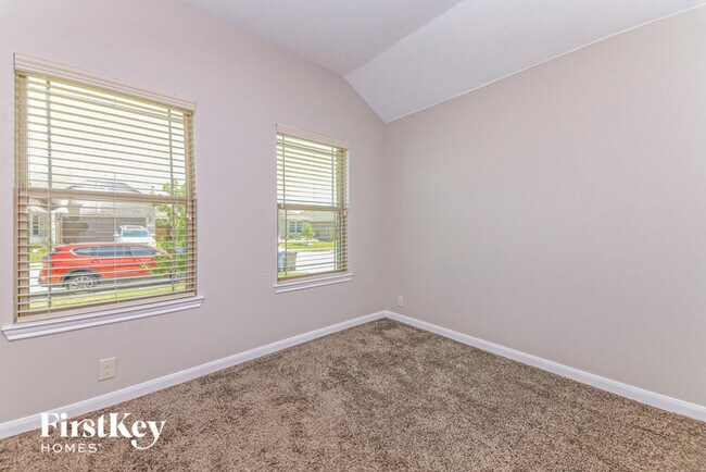 Building Photo - 750 Lowell Dr