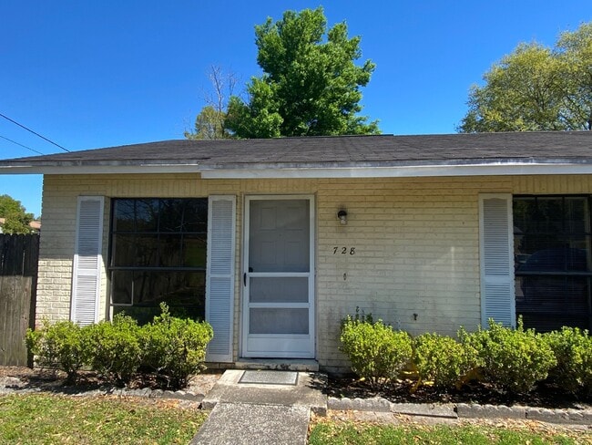 Building Photo - "Charming 2 Bed, 1 Bath Seffner Rental"