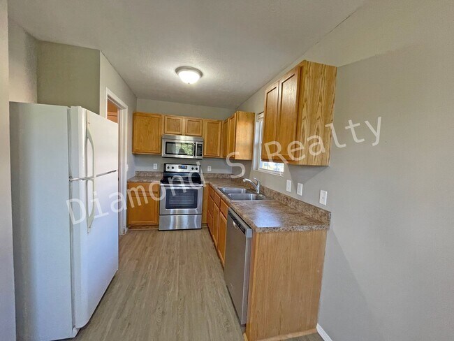 Building Photo - Updated 3 Bedroom Home in Reed/Hillcrest School Districts!