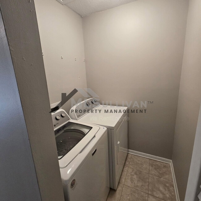 Building Photo - 4100 Five Oaks Dr
