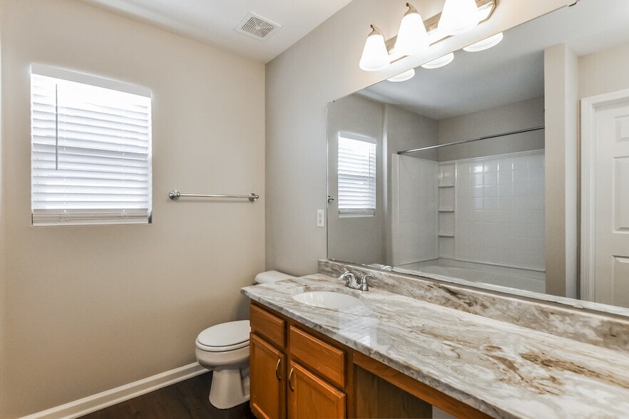 Building Photo - 6037 Ladish Ln