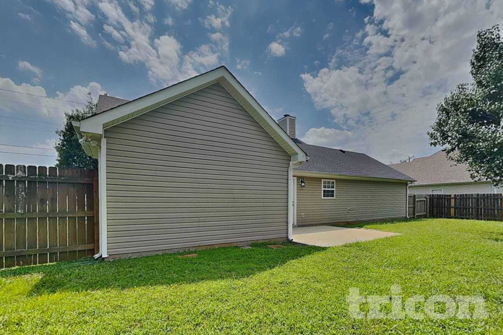Building Photo - 2121 Montgomery Ln