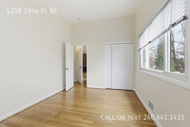 Building Photo - 4208 19th Pl NE