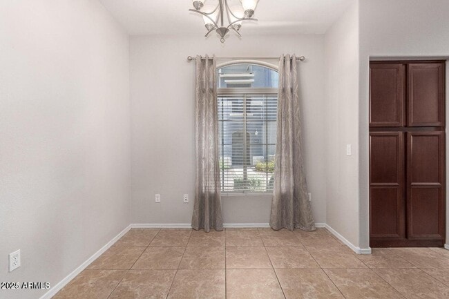 Building Photo - 2402 E 5th St