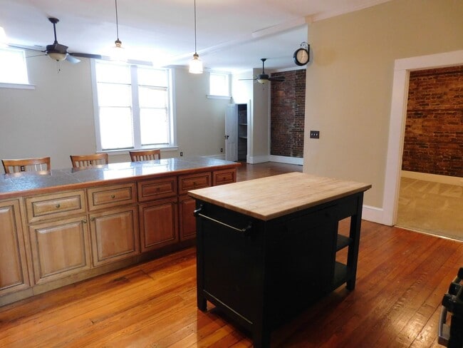 Building Photo - 216 Middle St