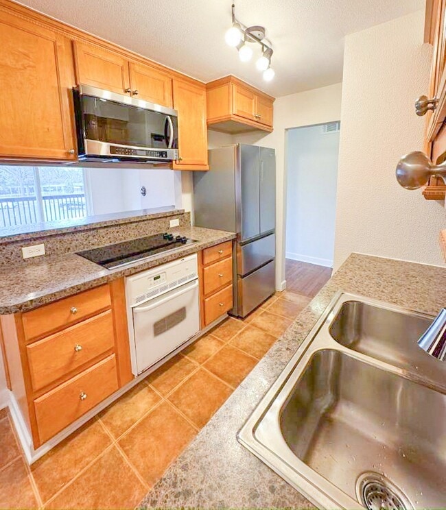 Building Photo - 675 Grove Terrace