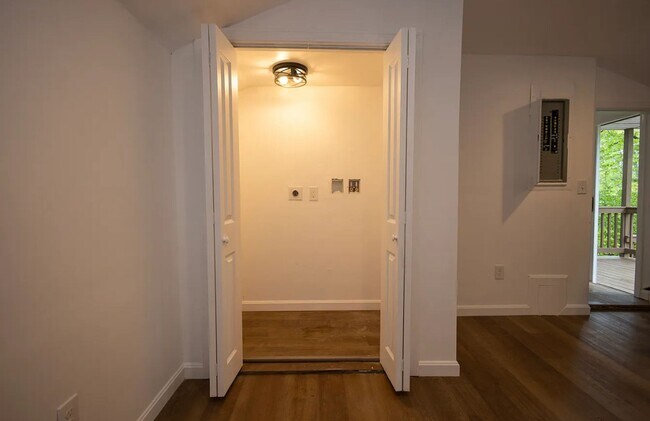 Building Photo - Beautifully renovated home