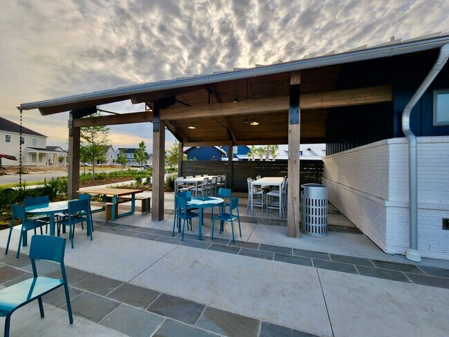 Building Photo - LIKE NEW Executive Home In Coveted Midtown...