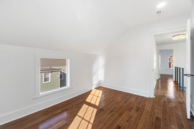 Building Photo - 54 Trumbull St