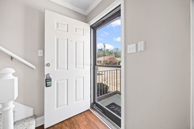 Building Photo - Beautifully updated 2-bed, 1.5 bath Condo in Winn Barr of Rock Hill!