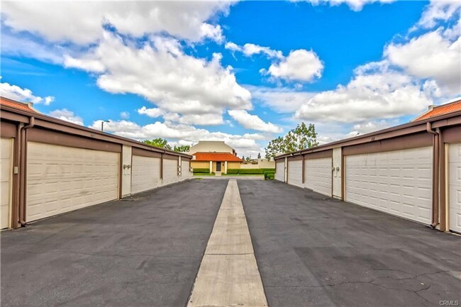 Building Photo - Cozy Townhome in Buena Park!