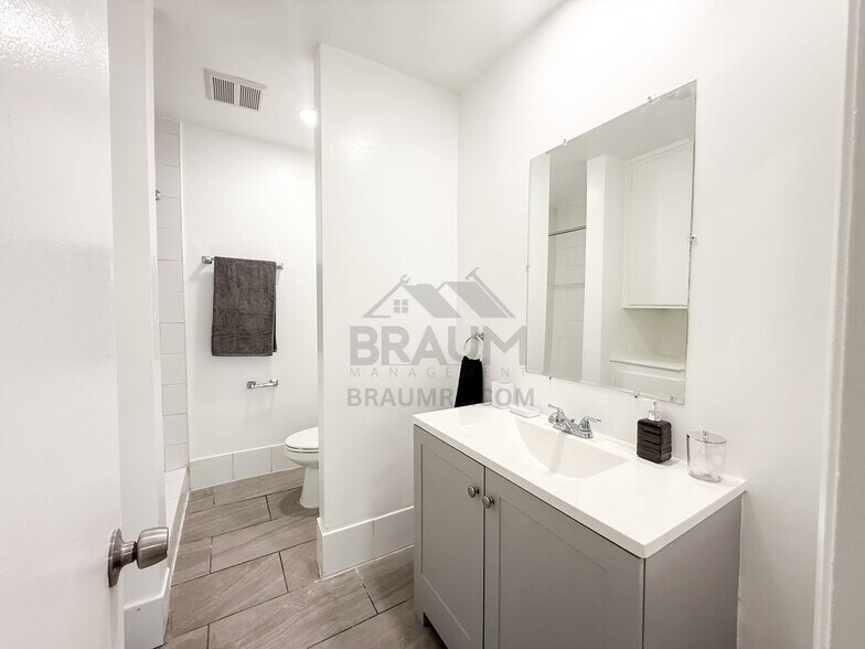 Building Photo - 6041 Whitsett Ave