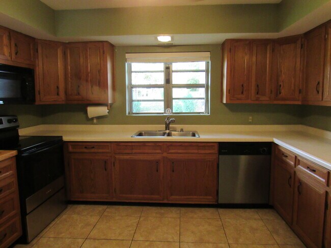 Building Photo - 1012 16th 1/2 St