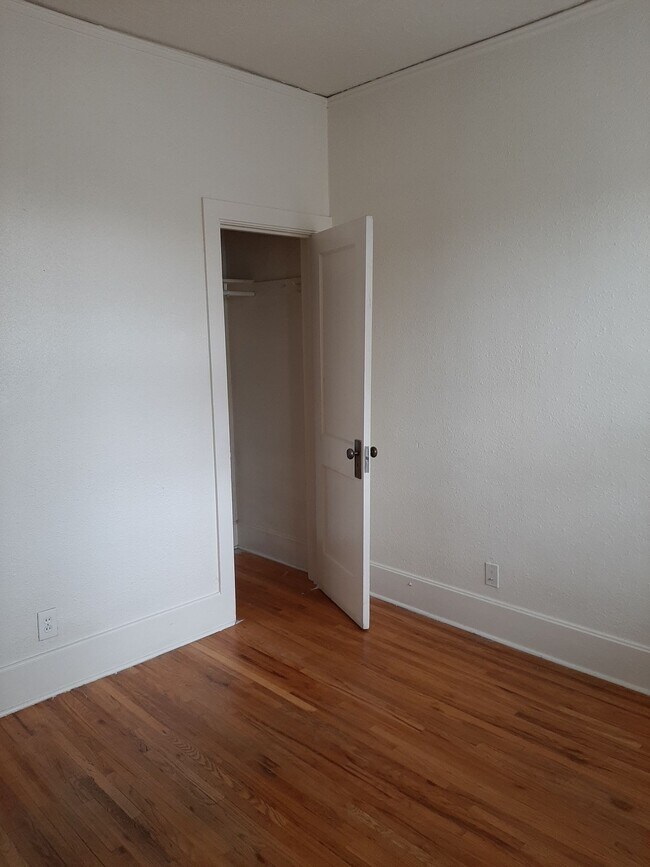 Building Photo - College Housing - 4 bedrooms