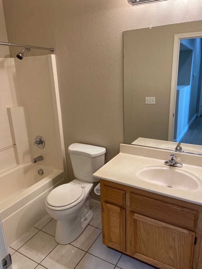 Building Photo - Willow Springs - Cozy 3 Bdrm, 2 Bath on culdesac. Walking distance to Folsom HS