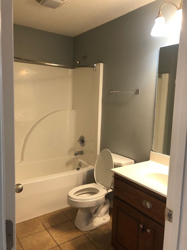 Building Photo - Charming 3-Bedroom Home in a Quiet Neighbo...