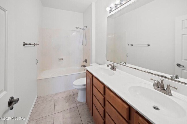 Building Photo - Lovely 4 bedroom, 2 bath home with 2 car garage