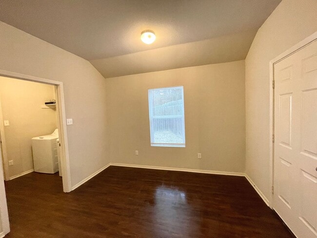 Building Photo - Three bed,  two bath in Valley View available now