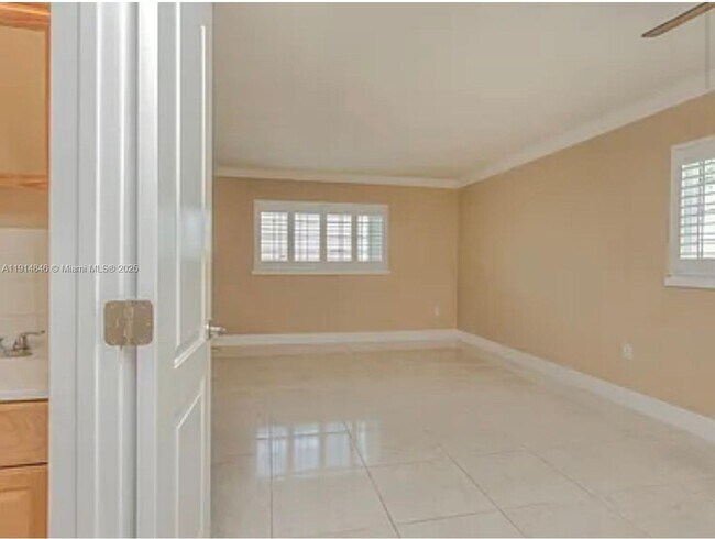 Building Photo - 633 NE 2nd Ave