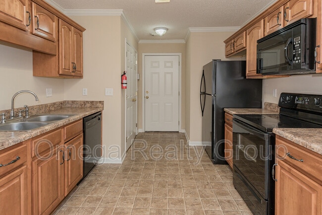 Building Photo - 3550 Cres Gardens Dr