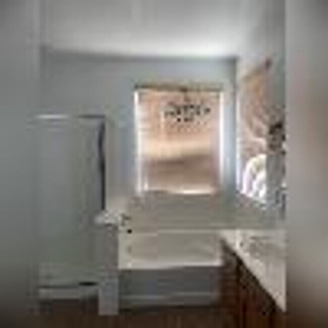 Building Photo - 4 Bedroom, 2 1/2 Bath Available Now!