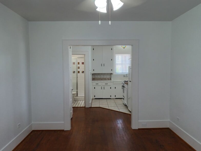 Building Photo - 2924 1/2 Bernardo De Galvez Ave