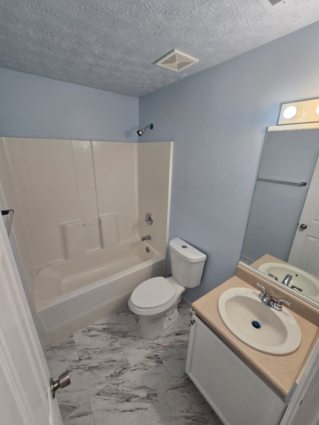 Building Photo - "Charming 4-Bed, 3-Bath Home with 1,500 Sq...