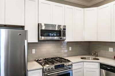 Building Photo - 69 Day St