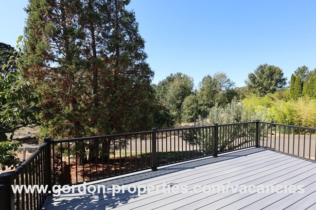 Building Photo - Saint Helens OR - upstairs flat 2 bedroom unit in duplex