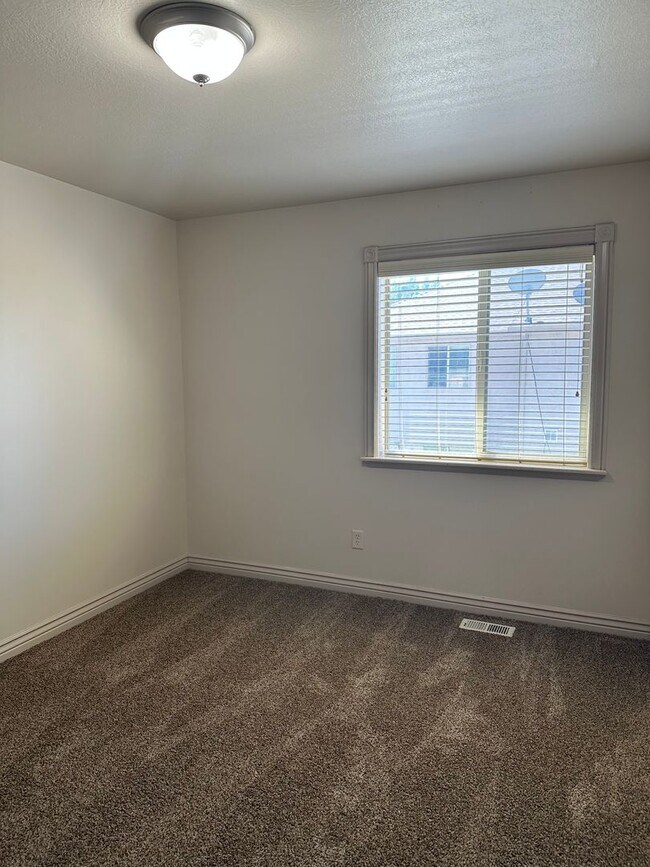 Building Photo - Modern 3 Bed, 2.5 Bath Townhouse - Excelle...