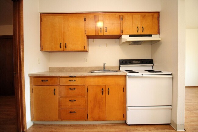 Building Photo - 7312-7334 N Lancaster Ave