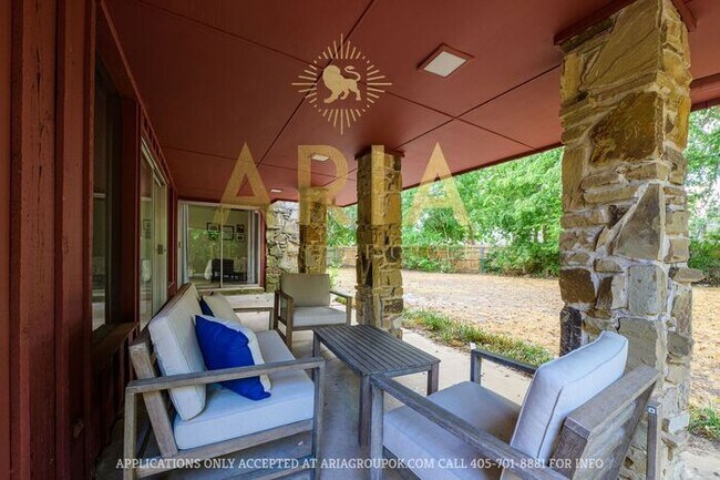 Building Photo - Unique 3 bed/2 bath Property with HUGE Bon...