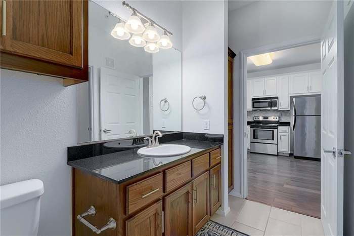 Building Photo - 910 W 25th St