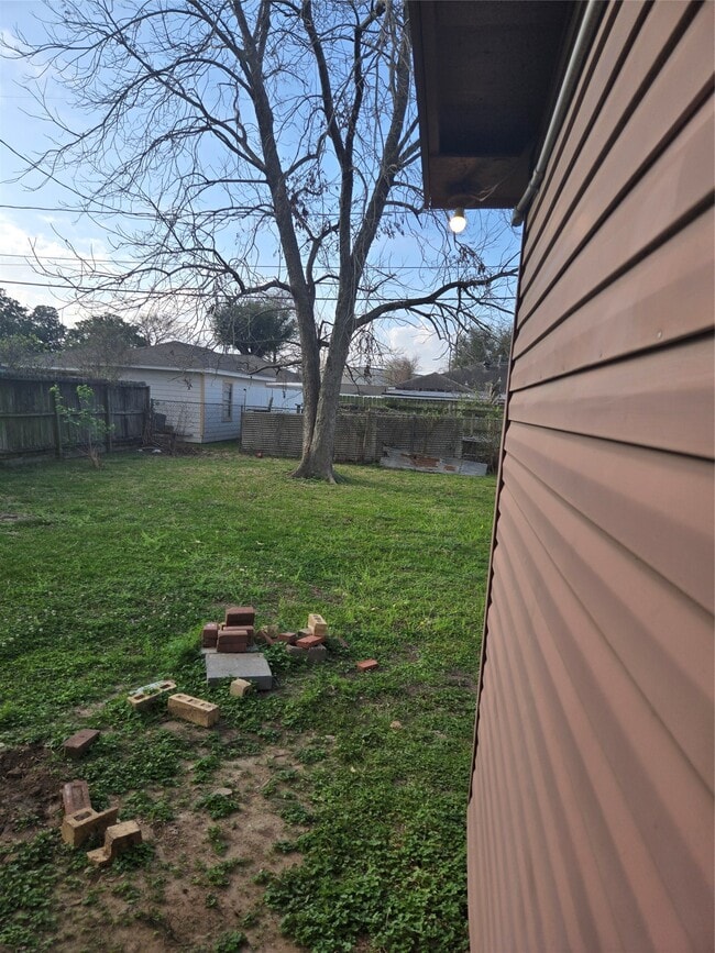 Building Photo - 2216 3rd St