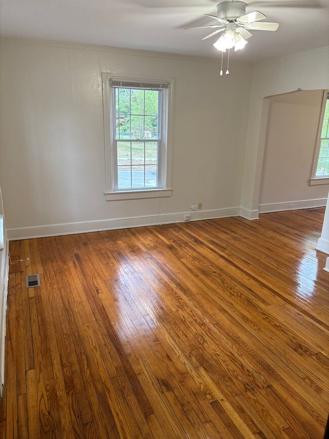 Building Photo - Spacious Townhouse Near Duke and Broad St / Fenced Yd