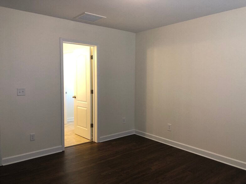 Building Photo - 528 Lateleaf Dr