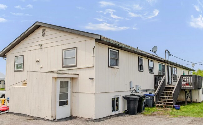 Building Photo - Spacious 3 Bedroom Apartment - AVAILABLE SEPTEMBER