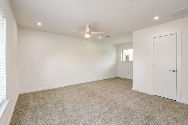 Building Photo - 1860 Lynnview Dr