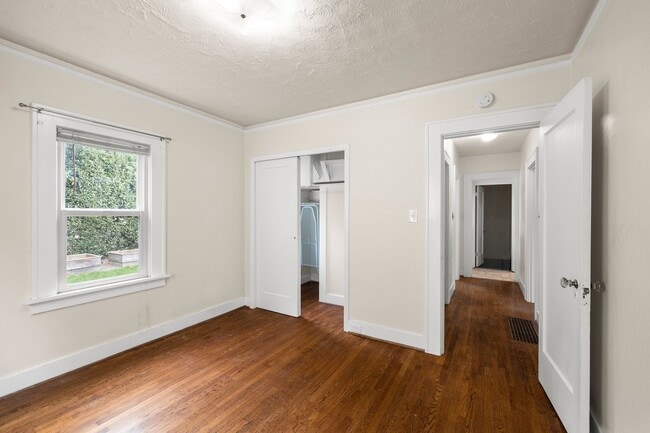 Building Photo - 2 bedroom 1 bath with full basement in Sellwood!