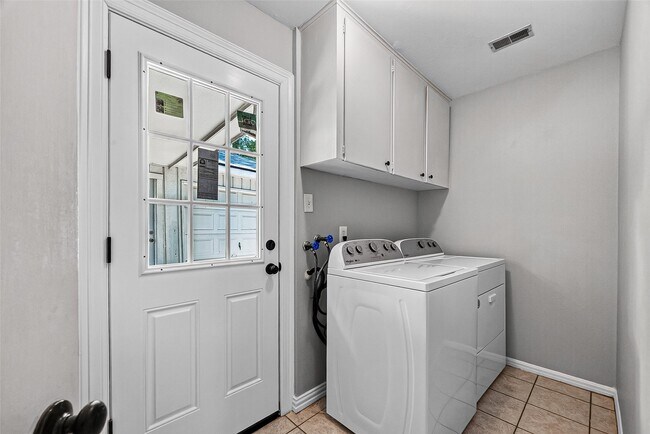 Building Photo - 811 Thicket Ln