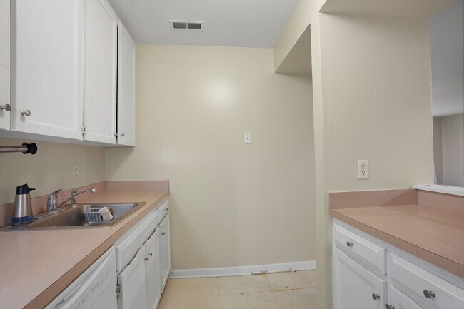 Building Photo - 622 Main St