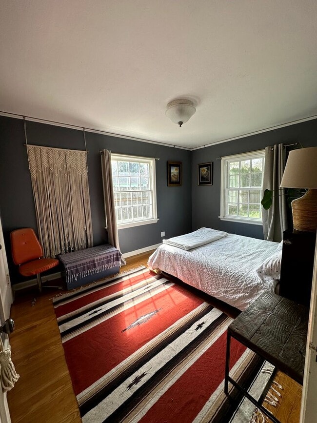 Building Photo - Charming Fully Furnished Bungalow Rental w...