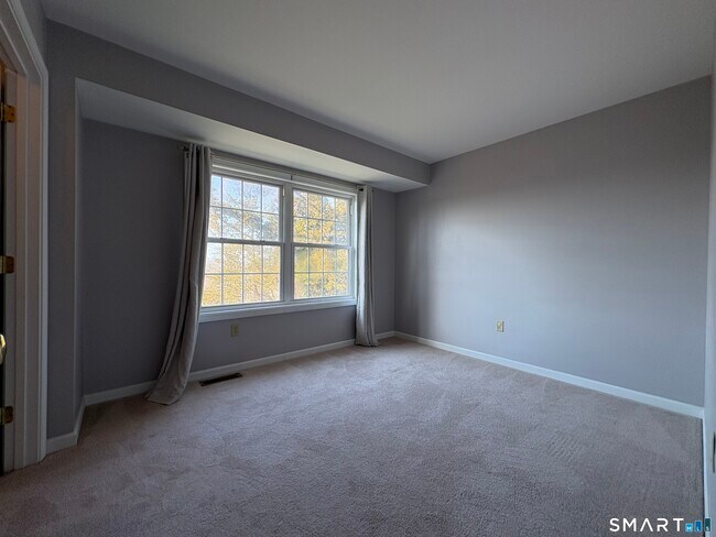 Building Photo - 267 Bridge St